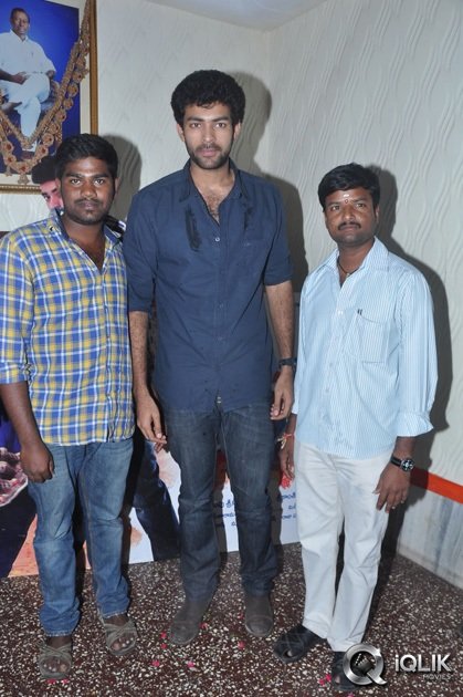 Mukunda-Movie-Hungama-at-Sandhya-Theatre